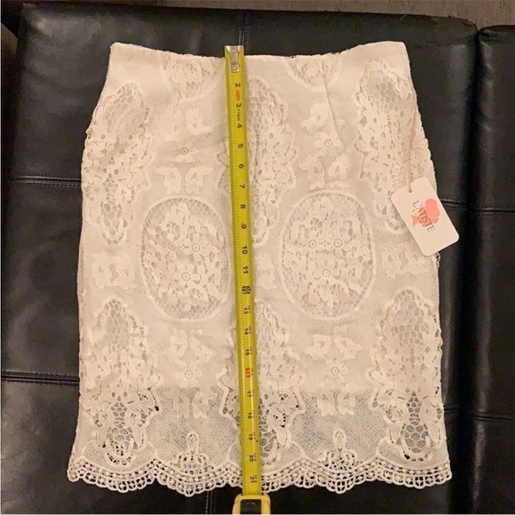 L'ATISTE Elegant Lace Top with Matching Skirt - Picture 11 of 13